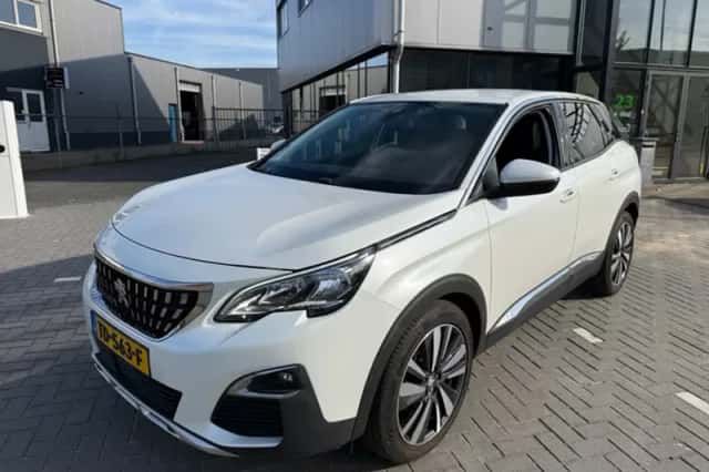 Peugeot 3008 (2018) thumbnail 3