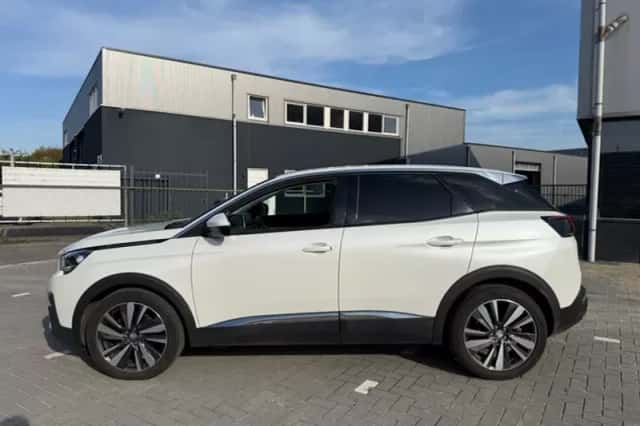 Peugeot 3008 (2018) thumbnail 4