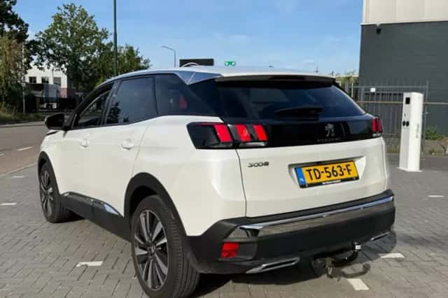 Peugeot 3008 (2018) thumbnail 5