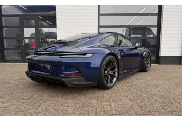 Porsche 911 (2023) thumbnail 2