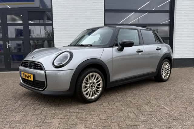MINI Cooper (2024) thumbnail 1