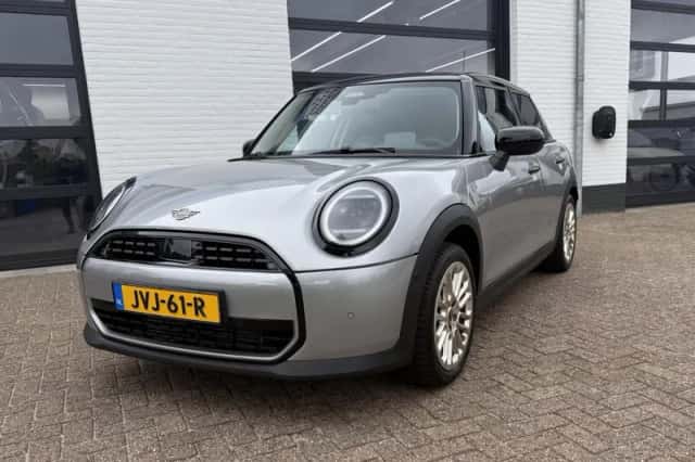 MINI Cooper (2024) thumbnail 2