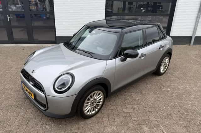 MINI Cooper (2024) thumbnail 3
