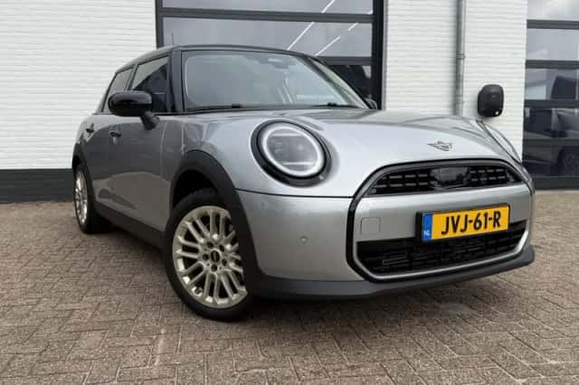 MINI Cooper (2024) thumbnail 4