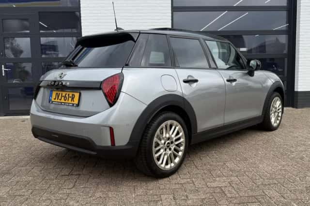 MINI Cooper (2024) thumbnail 5