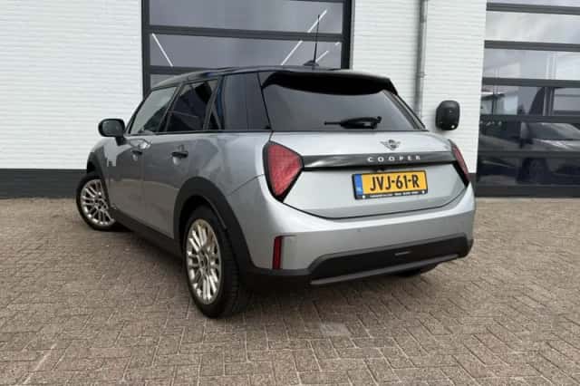 MINI Cooper (2024) thumbnail 6