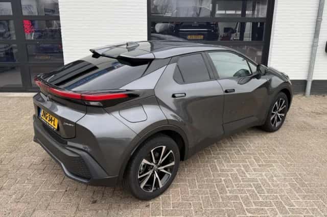 Toyota C-HR (2025) thumbnail 2