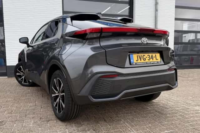 Toyota C-HR (2025) thumbnail 3