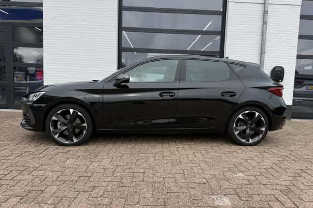 CUPRA Leon (2022) thumbnail 3