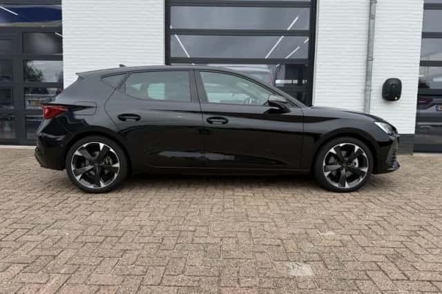 CUPRA Leon (2022) thumbnail 4