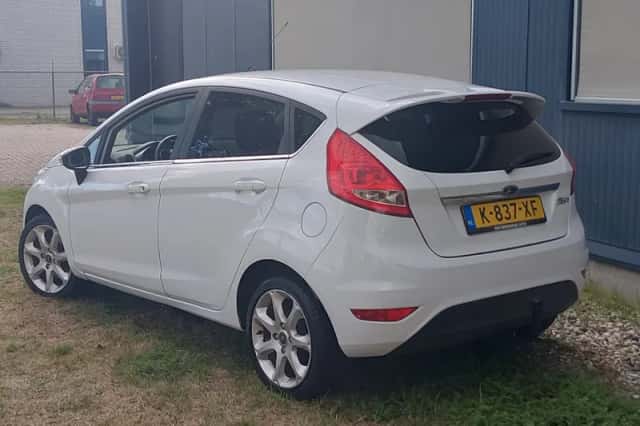 Ford Fiesta (2010) thumbnail 3
