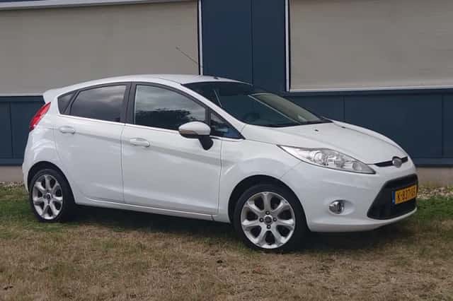 Ford Fiesta (2010) thumbnail 5