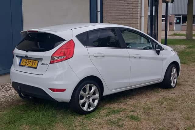 Ford Fiesta (2010) thumbnail 6