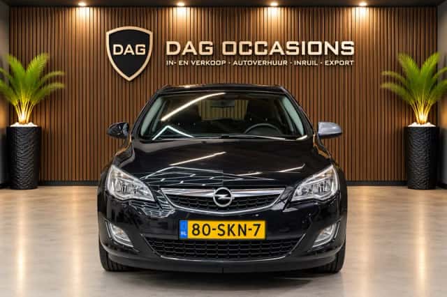 Opel Astra (2011) thumbnail 2