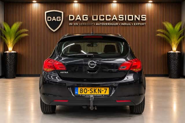 Opel Astra (2011) thumbnail 3