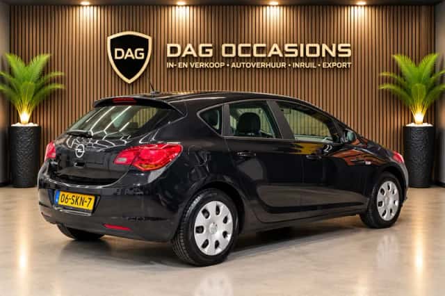 Opel Astra (2011) thumbnail 4