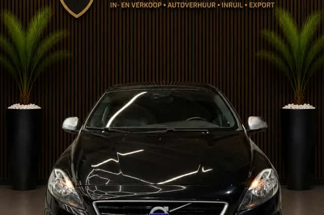 Volvo V40 (2015) thumbnail 2