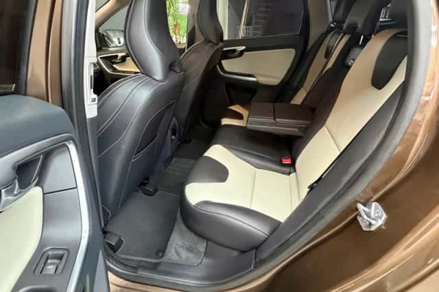 Volvo XC60 (2015) thumbnail 6