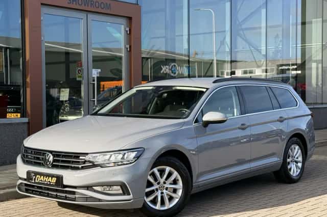 Volkswagen Passat (2023) thumbnail 3