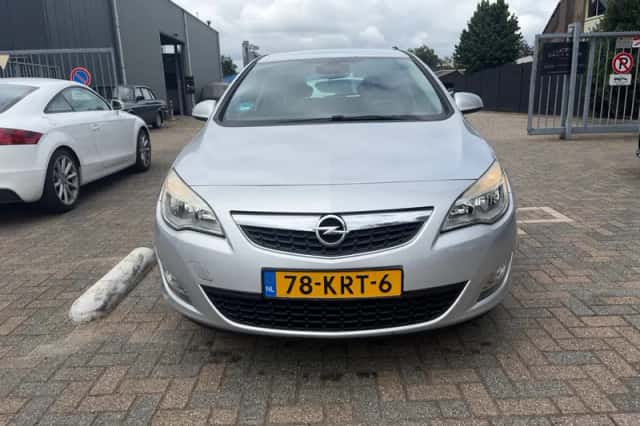 Opel Astra (2010) thumbnail 2