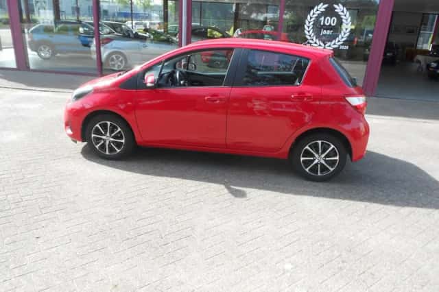 Toyota Yaris (2020) thumbnail 2