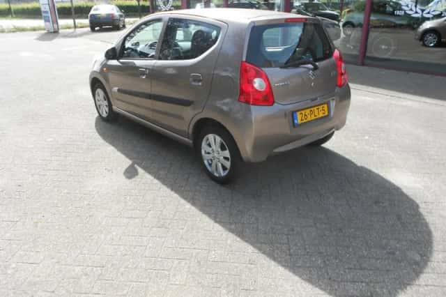 Suzuki Alto (2011) thumbnail 3