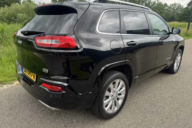 Jeep Cherokee (2018) thumbnail 2