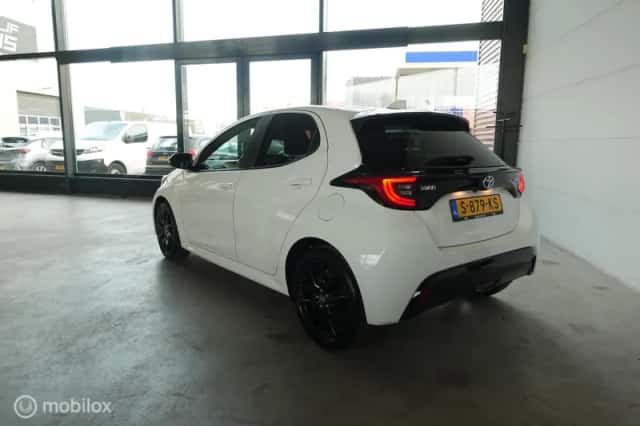 Toyota Yaris (2022) thumbnail 2