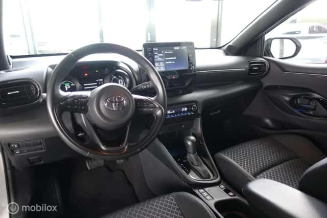 Toyota Yaris (2022) thumbnail 3