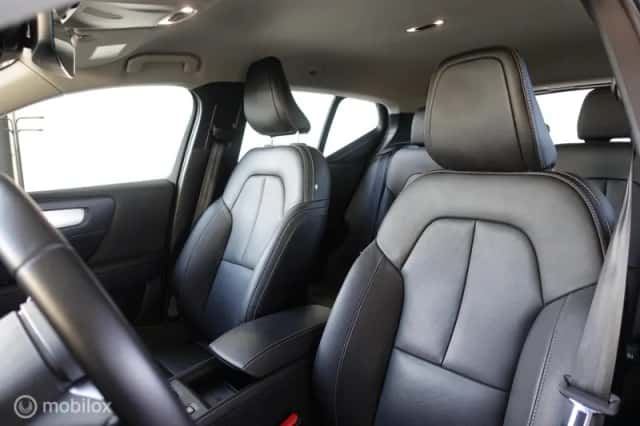 Volvo XC40 (2021) thumbnail 3
