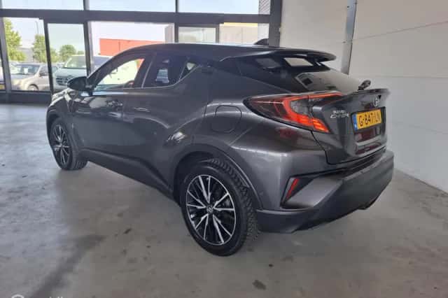 Toyota C-HR (2017) thumbnail 2