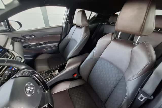 Toyota C-HR (2017) thumbnail 3