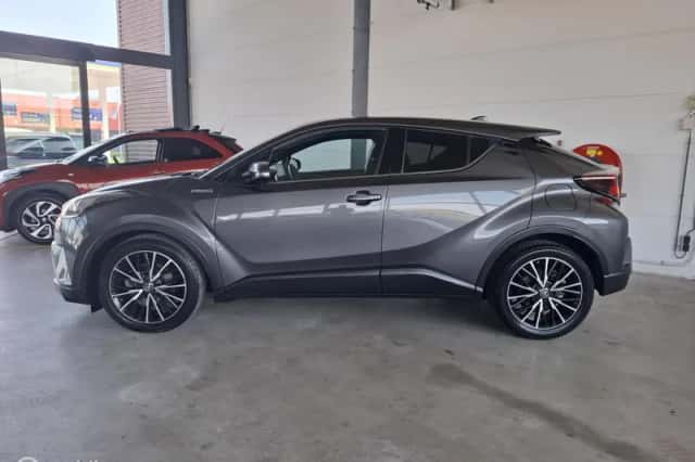 Toyota C-HR (2017) thumbnail 5
