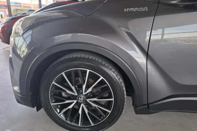 Toyota C-HR (2017) thumbnail 6