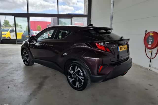Toyota C-HR (2023) thumbnail 2