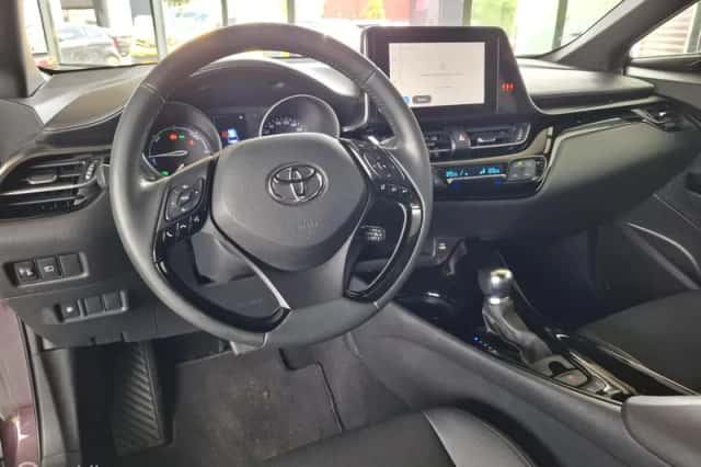 Toyota C-HR (2023) thumbnail 3