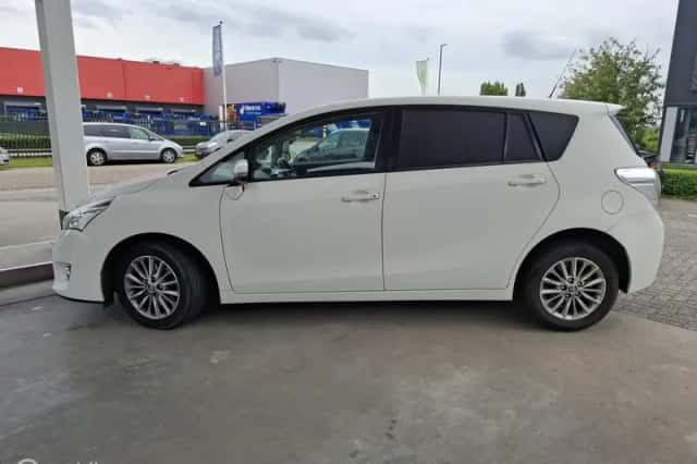 Toyota Verso (2016) thumbnail 3