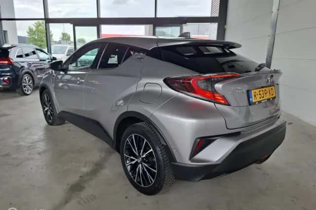 Toyota C-HR (2019) thumbnail 2