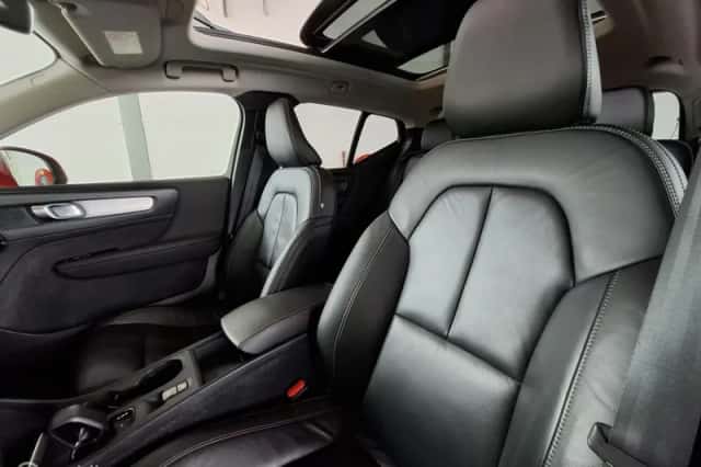 Volvo XC40 (2022) thumbnail 4