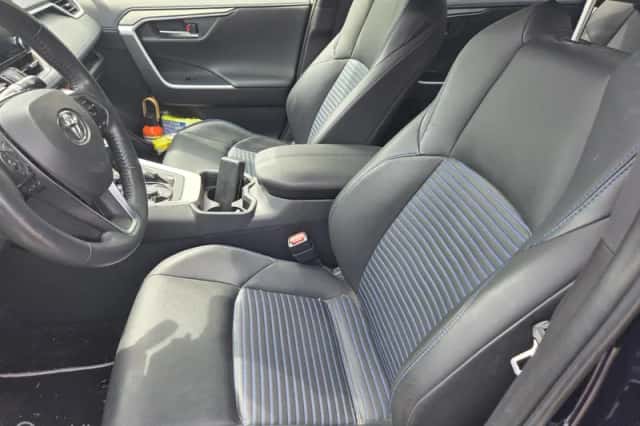 Toyota RAV4 (2021) thumbnail 2