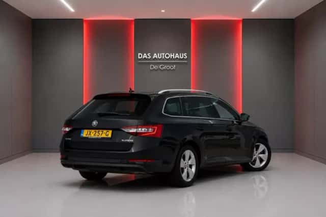 Škoda Superb (2016) thumbnail 3