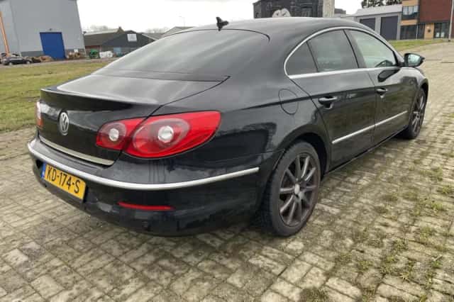 Volkswagen Passat (2010) thumbnail 3