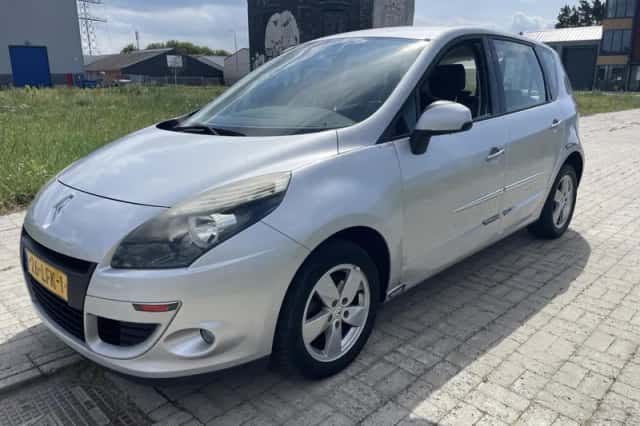 Renault Scénic (2010) thumbnail 1