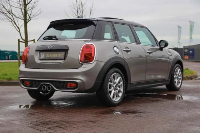 MINI Cooper S (2019) thumbnail 6