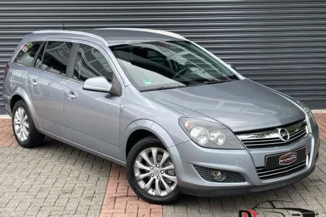 Opel Astra (2010) thumbnail 1