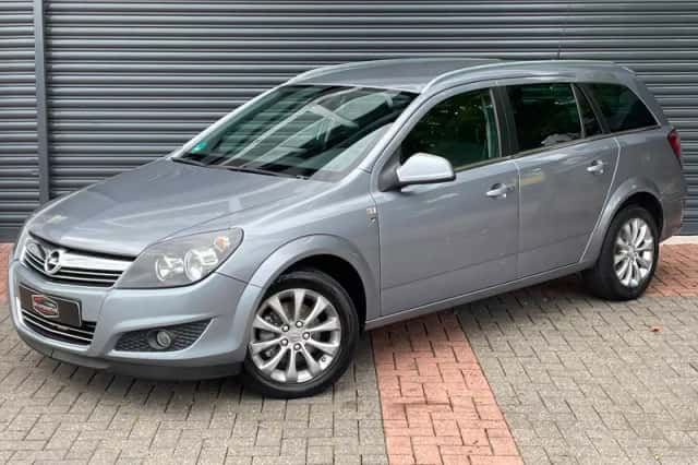 Opel Astra (2010) thumbnail 2