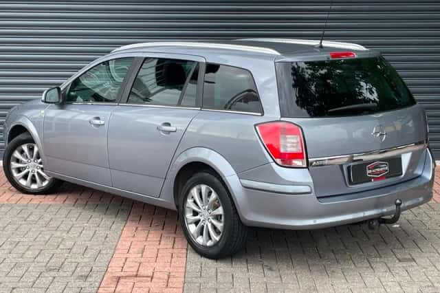 Opel Astra (2010) thumbnail 3