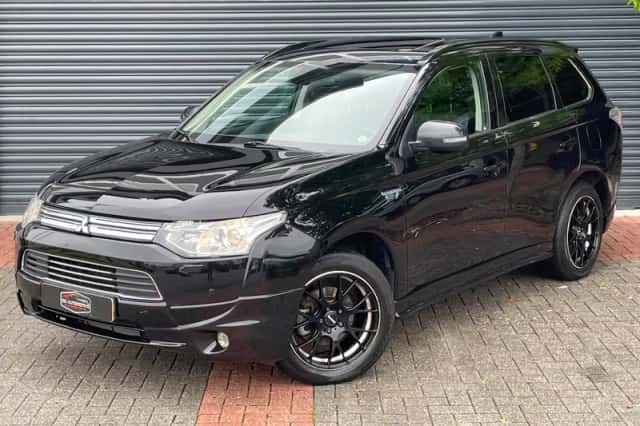 Mitsubishi Outlander (2014) thumbnail 2