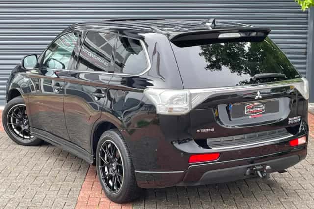 Mitsubishi Outlander (2014) thumbnail 3
