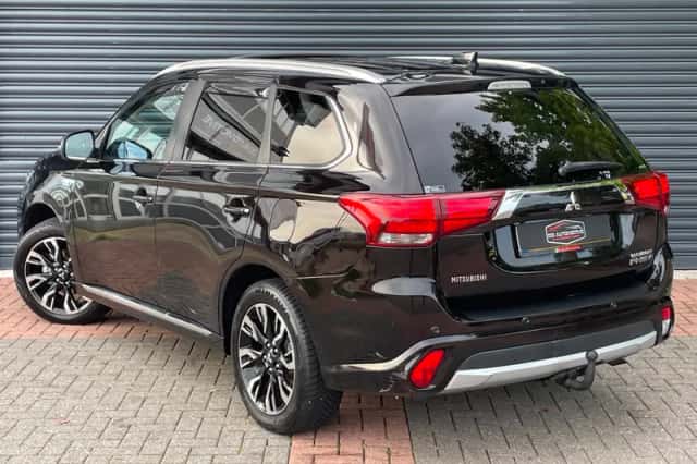 Mitsubishi Outlander (2016) thumbnail 4